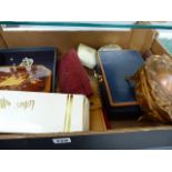 A BOX OF COSTUME JEWELLERY AND JEWELLERY BOXES.