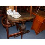 AN OAK DRAW LEAF DINING TABLE.