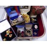 A GOOD SELECTION OF VINTAGE COSTUME JEWELLERY TO INCLUDE A LEATHER JEWELLERY BOX, ETC.