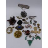 AN ASSORTMENT OF VINTAGE COSTUME JEWELLERY TO INCLUDE A CARVED JADE SUITE SET IN SILVER, AN ART DECO