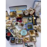 A LARGE SELECTION OF VINTAGE JEWELLERY TO INCLUDE AN RAF SWEETHEART COMPACT ETC.