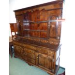 A LARGE OAK GEORGIAN STYLE DRESSER.