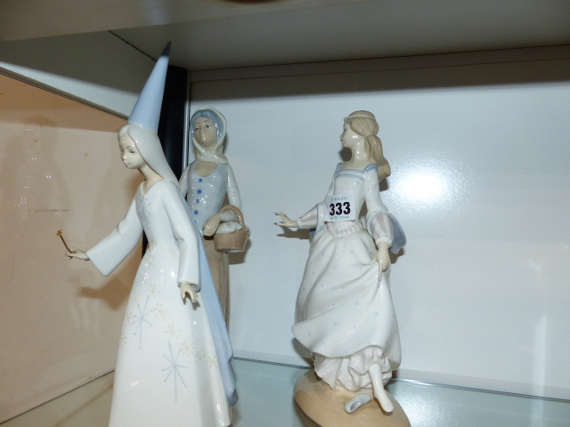 THREE LLADRO FIGURINES.