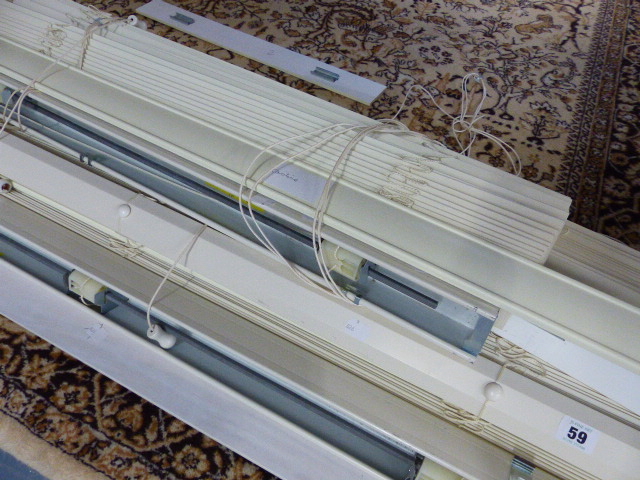 A QTY OF GOOD QUALITY WOODEN VENETIAN BLINDS.