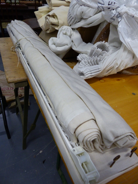 A COLLECTIVE LOT COMPRISING VARIOUS SILK, LINEN, MUSLIN AND OTHER DRAPES/CURTAINS AND BLINDS, MOSTLY - Image 8 of 9