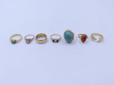 A SELECTION OF 10ct, 14ct AND OTHER GOLD DRESS RINGS TO INCLUDE AN EMERALD AND DIAMOND EXAMPLE.