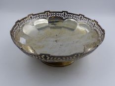 A SILVER FOOTED BOWL WITH PIERCED DECORATION, APPROXIMATE WEIGHT 577grms, APPROXIMATE DIAMETER 24.