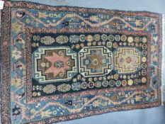 AN ANTIQUE PERSIAN HAMADAN RUG. 176 x 112cms.