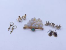 NINETEEN ROUND OPAL BEADS FOR STRINGING, TOGETHER WITH A TURQUOISE AND OLD CUT DIAMOND CLUSTER BAR