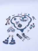 A VARIED SELECTION OF WHITE METAL AND SILVER TURQUOISE SET JEWELLERY TO INCLUDE EXAMPLES FROM MEXICO