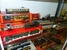 A LARGE COLLECTION OF HORNBY DUBLO RAILWAY LOCOMOTIVES AND ROLLING STOCK, MANY BOXED.