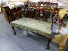 AN ANTIQUE GEO.III.STYLE MAHOGANY CHAIR BACK DEEP SEATED SETTEE WITH CLAW AND BALL ARMS AND LEGS.