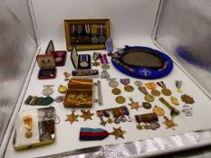 A COLLECTION OF VARIOUS WWII AND LATER MILITARY BADGES, MEDALS AND A V.W.E.V.O. CAP.