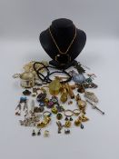 A COLLECTION OF JEWELLERY TO INCLUDE COSTUME PIECES AND HALLMARKED SILVER AND GOLD.