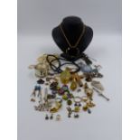 A COLLECTION OF JEWELLERY TO INCLUDE COSTUME PIECES AND HALLMARKED SILVER AND GOLD.