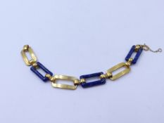 A VINTAGE PRECIOUS YELLOW METAL, TESTED AS 18ct GOLD AND LAPIS LAZULI RECTANGULAR LINKED BRACELET,