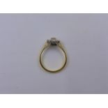 AN 18ct STAMPED YELLOW GOLD DIAMOND CLUSTER RING, (FINGER SIZE Q). APPROXIMATE WEIGHT 3.9grms. THE