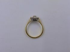 AN 18ct STAMPED YELLOW GOLD DIAMOND CLUSTER RING, (FINGER SIZE Q). APPROXIMATE WEIGHT 3.9grms. THE