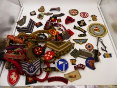 A BOX OF CLOTH INSIGNIA, RECONNAISANCE, GLIDER PILOT REGT, PARACHUTE WINGS, PEGASUS, ETC, MOTH AND A