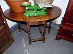 AN EARLY GEORGIAN COUNTRY OAK COTTAGE GATELEG TABLE. W.101 x H.68cms.