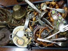 A GOOD SELECTION OF COSTUME JEWELLERY AND COLLECTABLE'S.
