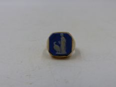 A PRECIOUS YELLOW METAL DOUBLE HEADED WEDGEWOOD BLUE AND WHITE JASPERWARE RING DEPICTING THE GODDESS
