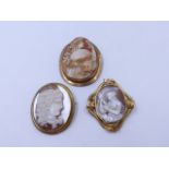 A 9ct GOLD MOUNTED LARGE HIGH RELIEF CAMEO BROOCH IN LAYERS OF COLOUR, DEPICTING ARIANDNE, WIFE OF