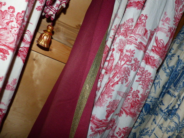 A CARVED GILTWOOD FRENCH STYLE CORONA HUNG WITH A PAIR OF RED TOILE DE JOUY PATTERN CURTAINS/ - Image 5 of 5