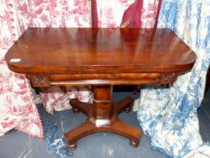 AN EARLY VICTORIAN MAHOGANY FOLD OVER TEA TABLE ON SHAPED COLUMN AND PLATFORM BASE.