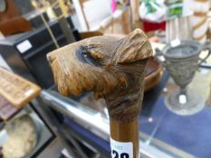 AN EARLY 20th.C.WALKING STICK WITH CARVED DOG'S HEAD FINIAL AND ARTICULATED JAW.