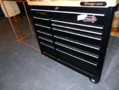 A VERY GOOD SNAP ON WHEELED TOOL CHEST WITH WOODEN WORK TOP IN UNUSED CONDITION