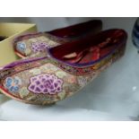 A SMALL COLLECTION OF EASTERN AND CONTINENTAL ITEMS TO INCLUDE SILK SLIPPERS, SEALS, FIGURES ETC