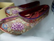 A SMALL COLLECTION OF EASTERN AND CONTINENTAL ITEMS TO INCLUDE SILK SLIPPERS, SEALS, FIGURES ETC