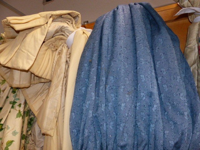 TWO PAIRS OF BESPOKE DRAPES/CURTAINS, ONE LINED PAIR IN BLUE LINEN WITH FLORAL PATTERN TOGETHER WITH - Image 2 of 5