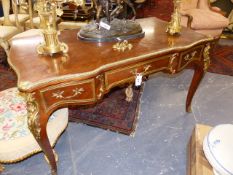 A GOOD QUALITY FRENCH LOUIS XV STYLE WRITING TABLE WITH GILT BRONZE MOUNTS AND THREE DRAWERS, THE