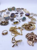 A SELECTION OF GOLD, SILVER AND COSTUME JEWELLERY TO INCLUDE A 9ct ROSE GOLD CHARM BRACELET, GOLD