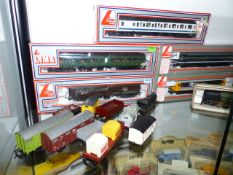 A WREN OO GAUGE LOCOMOTIVE AND TENDER TOGETHER WITH VARIOUS LIMA ROLLING STOCK AND OTHER MODEL