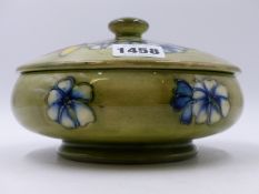 A WILLIAM MOORCROFT LIDDED BOWL WITH INCISED SIGNATURE TO BASE, PALE GREEN GROUND DECORATED WITH