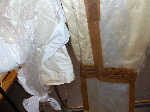A COLLECTIVE LOT COMPRISING VARIOUS SILK, LINEN, MUSLIN AND OTHER DRAPES/CURTAINS AND BLINDS, MOSTLY - Image 6 of 9