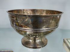 A SILVER HALLMARKED ROSE BOWL STAMPED UNDERSIDE 52453, WALKER & HALL SHEFFIELD, 76. DATED 1920.