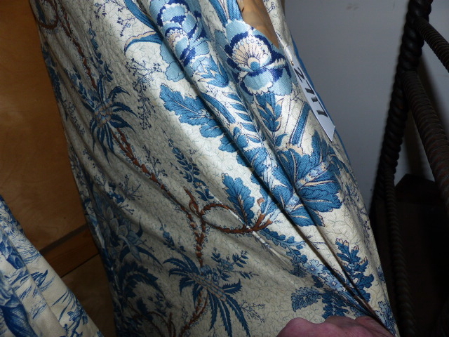 THREE PAIRS OF BESPOKE BLUE PATTERN LINED CURTAINS/ DRAPES, ONE OF TOILE DE JOUY DESIGN TOGETHER - Image 4 of 5
