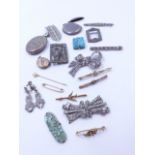 A SELECTION OF 9ct GOLD JEWELLERY, SILVER JEWELLERY AND A VARIETY OF COSTUME PIECES TO INCLUDE A