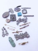 A SELECTION OF 9ct GOLD JEWELLERY, SILVER JEWELLERY AND A VARIETY OF COSTUME PIECES TO INCLUDE A