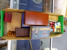 A GROUP OF VINTAGE AND LATER COLLECTABLES TO INCLUDE TOYS, GAMES, CIGARETTE CARDS, TRAVELLING