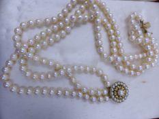 A THREE ROW CULTURED PEARL COLLAR WITH A LARGE AND ORNATE 9ct STAMPED CLASP, THE LONGEST STRAND