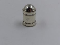 A HALLMARKED SILVER GEORGIAN NUTMEG GRATER, DATED 1791 BIRMINGHAM. MAKERS MARK FOR SAMUEL PEMBERTON.