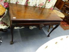 AN ANTIQUE MAHOGANY SERVING TABLE WITH DEEP SHAPED FRIEZE ON CARVED CABRIOLE LEGS AND CLAW AND