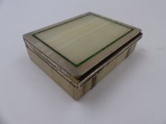 A ONYX AND MALCHITE SILVER MOUNTED BOX, DATED 1925, LONDON. APPROXIMATE MEASURMENTS 11.6cms X 9.