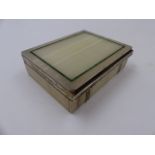 A ONYX AND MALCHITE SILVER MOUNTED BOX, DATED 1925, LONDON. APPROXIMATE MEASURMENTS 11.6cms X 9.