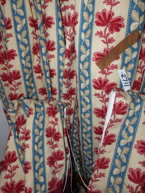 TWO PAIRS OF BESPOKE STRIPED LEAF PATTERN LINED AND INTERLINED DRAPES/CURTAINS WITH ASSOCIATED - Image 3 of 4